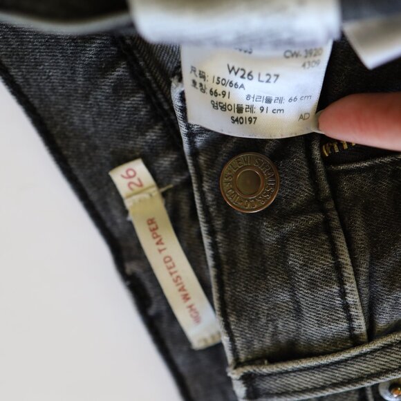 Black Levi's High-Waisted Taper jeans - Picture 8 of 9